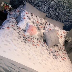 Beautiful Comforter & pillow set.